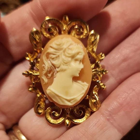Vintage Elegant Gold Cameo Brooch Set - Picture 3 of 10